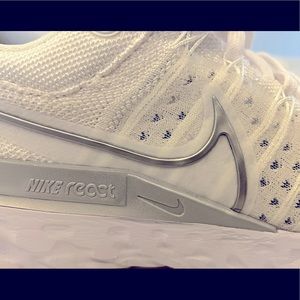 Women’s NIKE recast shoes, size 7.